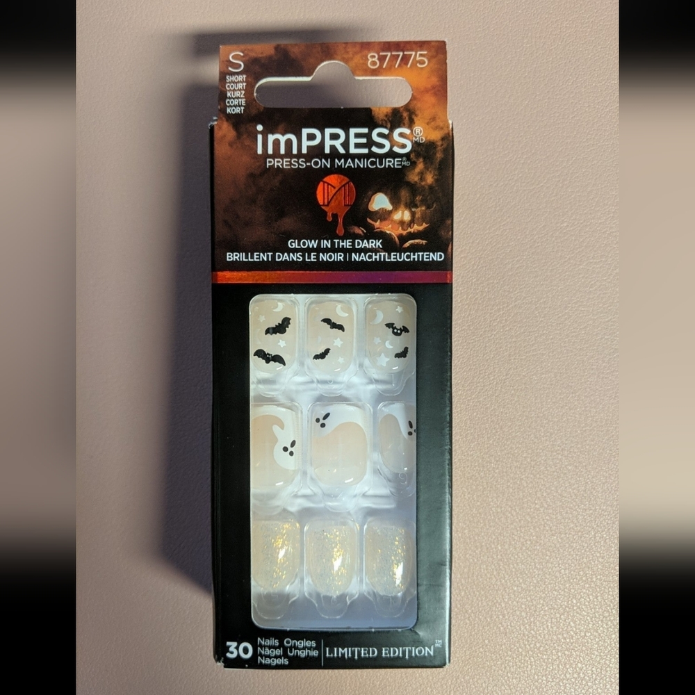 KISS Products ImPress Fake Nails Hey Boo-tiful Ghost Glow In Dark 2022 Halloween